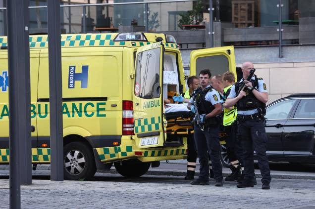 Uma ambulância e policiais armados na evacuação de pessoas no shopping Fields em Copenhague, Dinamarca, após um homem efetuar vários disparos contra pessoas, deixando mortos e feridos, em 03/07/2022. Uma ambulância e policiais armados na evacuação de pessoas no shopping Fields em Copenhague, Dinamarca, após um homem efetuar vários disparos contra pessoas, deixando mortos e feridos, em 03/07/2022.