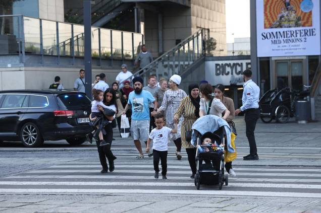 Pessoas deixam o shopping Fields, onde um atirador matou três pessoas e feriu várias outras em Copenhague, Dinamarca, 03/07/2022. Pessoas deixam o shopping Fields, onde um atirador matou três pessoas e feriu várias outras em Copenhague, Dinamarca, 03/07/2022.