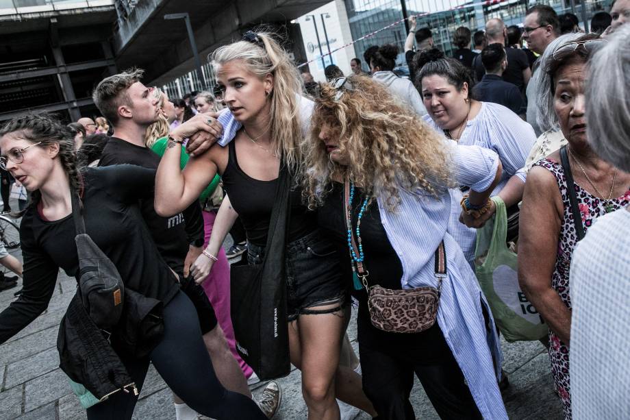 Pessoas deixam o shopping Fields, onde um atirador matou três pessoas e feriu várias outras em Copenhague, Dinamarca, 03/07/2022.