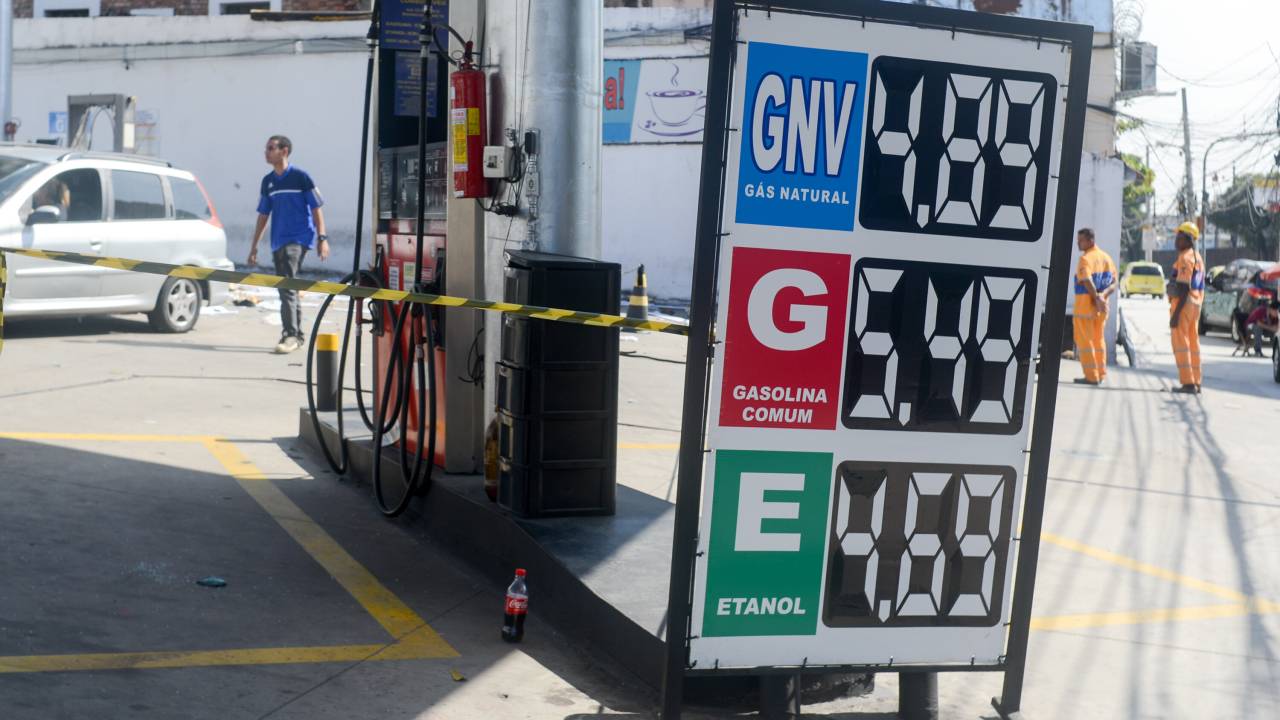 RIO DE JANEIRO (RJ), 27/07/2022 - Queda do preco da gasolina - Bomba de gasolina em posto de combustivel na zona norte do Rio de Janeiro, nesta terca-feira (26). Segundo o IPCA (Indice Nacional de Precos ao Consumidor) e o IBGE (Instituto Brasileiro de Geografia e Estatisticas), uma previa da inflacao registra queda no preco da gasolina ao consumidor de 5% em julho e 8% no etanol. O preco do combustivel e sua influencia na inflacao foram as principais briga comprada pelo Presidente da Republica Jair Bolsonaro nesses primeiros meses de 2022, visto que e pre-candidato a reeleicao. (Foto: Adriano Ishibashi/Zimel Press/Agencia O Globo) Economia