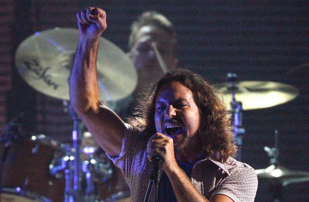 Eddie Vedder vocalista e líder da banda americana Pearl Jam, durante show em Los Angeles, EUA, 12/07/2008. Eddie Vedder vocalista e líder da banda americana Pearl Jam, durante show em Los Angeles, EUA, 12/07/2008.