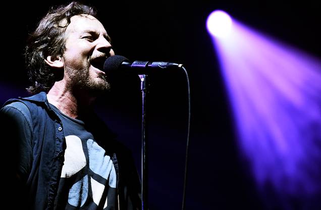 Eddie Vedder, vocalista e guitarrista da banda Pearl Jam, durante show no Estádio do Morumbi, em São Paulo. 14/11/2015. Eddie Vedder, vocalista e guitarrista da banda Pearl Jam, durante show no Estádio do Morumbi, em São Paulo. 14/11/2015.