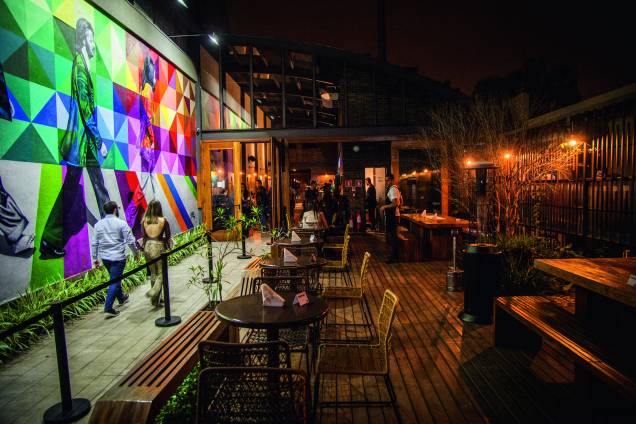 Eduardo Kobra, artísta plástico muralista, obra na fachada do bar High Line, na Vila Madalena. 2016 Eduardo Kobra, artísta plástico muralista, obra na fachada do bar High Line, na Vila Madalena. 2016