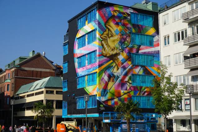 Eduardo Kobra, artísta plástico muralista, com obra em Estocolmo, Suécia, 2014. Eduardo Kobra, artísta plástico muralista, com obra em Estocolmo, Suécia, 2014.