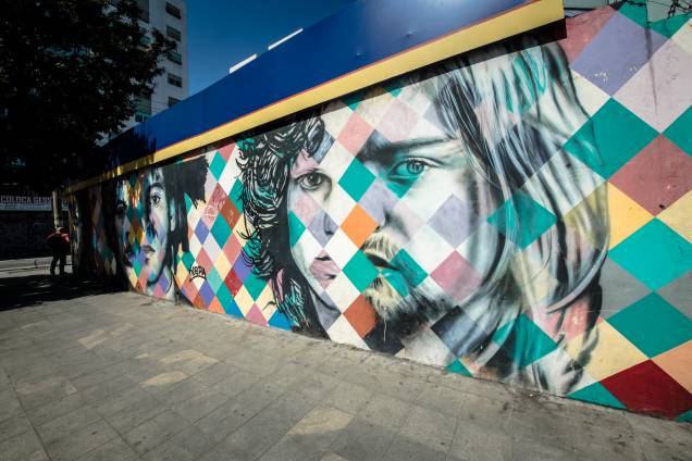 Eduardo Kobra, artísta plástico muralista,com obra no bairro de Pinheiros, em São Paulo, 2016. Eduardo Kobra, artísta plástico muralista,com obra no bairro de Pinheiros, em São Paulo, 2016.