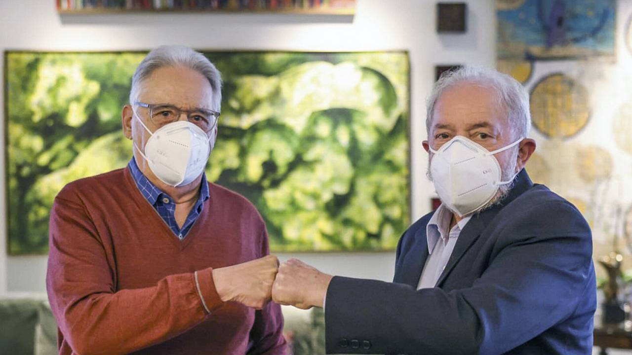 REENCONTRO - FHC e Lula se cumprimentam em 2021: unir-se ao adversário número 1 pode ser o jeito de se fortalecer -