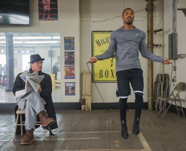 Adonis Creed, vivido por Michael B. Jordan, com seu treinador Rocky Balboa, Sylvester Stallone no filme "Creed", de 2015. Adonis Creed, vivido por Michael B. Jordan, com seu treinador Rocky Balboa, Sylvester Stallone no filme "Creed", de 2015.