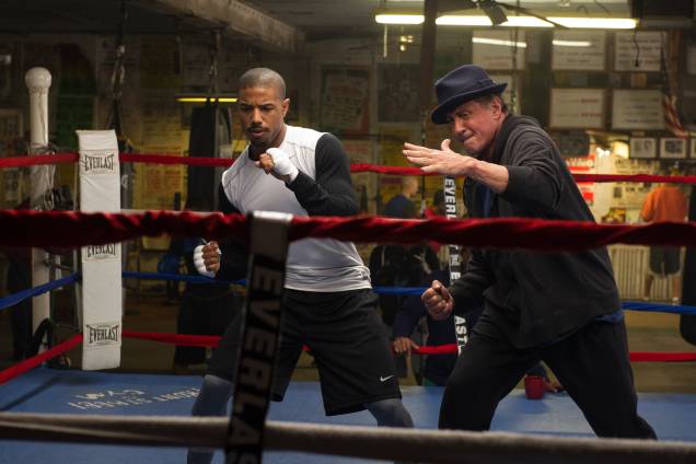Adonis Creed, vivido por Michael B. Jordan com seu treinador Rocky Balboa, Sylvester Stallone no filme "Creed", de 2015. Adonis Creed, vivido por Michael B. Jordan com seu treinador Rocky Balboa, Sylvester Stallone no filme "Creed", de 2015.