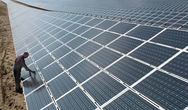 Um operário cuida da maior usina de energia solar da Europa. Foi colocada em operação pela Shell Solar GmbH e pelo desenvolvedor do projeto, GEOSol na região da Baviera, Alemanha. 20/05/2018. Um operário cuida da maior usina de energia solar da Europa. Foi colocada em operação pela Shell Solar GmbH e pelo desenvolvedor do projeto, GEOSol na região da Baviera, Alemanha. 20/05/2018.