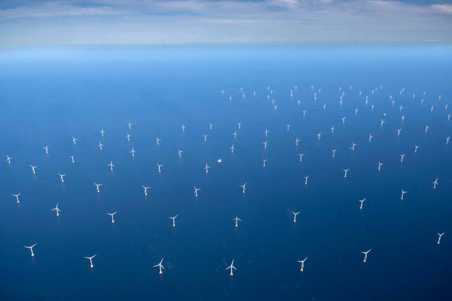 Foto aérea mostra um parque de turbinas eólicas no Mar Báltico, a nordeste da Ilha Rugen, na Alemanha. 16/06/2022