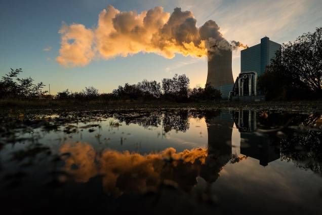 A usina termelétrica `a carvão Datteln 4 é refletida na água do Dortmund-Ems-Canal em Datteln, Alemanha, 02/11/ 2021 A usina termelétrica `a carvão Datteln 4 é refletida na água do Dortmund-Ems-Canal em Datteln, Alemanha, 02/11/ 2021