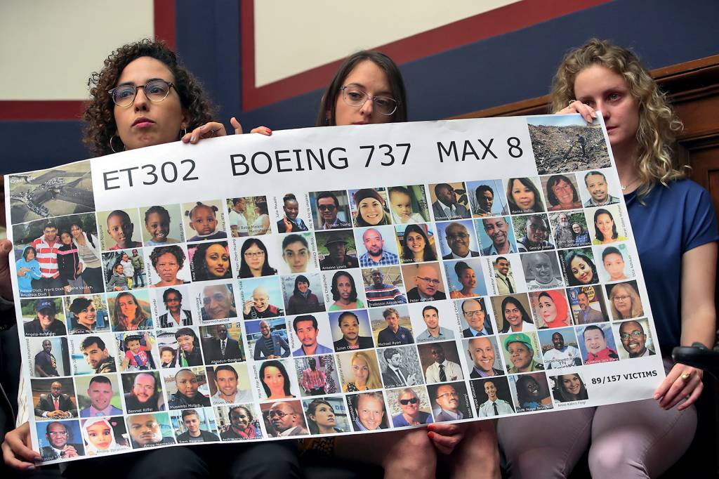 House Transportation Committee Holds A Hearing On Status Of The Boeing 737 Max TRAGEDIA - Protesto de familiares das 346 vítimas: A Boeing pagou 500 milhões de dólares em indenização -