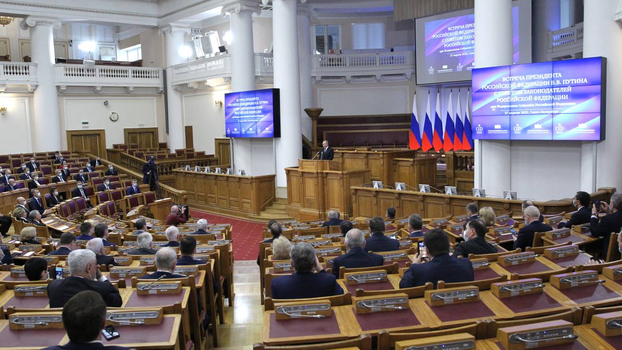 Parlamento da Rússia, a Duma, recebe o presidente Vladimir Putin