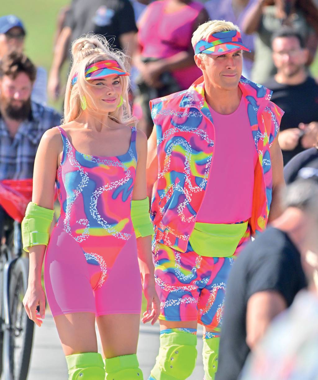 Celebrity Sightings In Los Angeles – June 27, 2022 LOS ANGELES CA - JUNE 27: Margot Robbie and Ryan Gosling on rollerblades film new scenes for 'Barbie' in Venice California. 27 Jun 2022. (Photo by MEGA/GC Images)