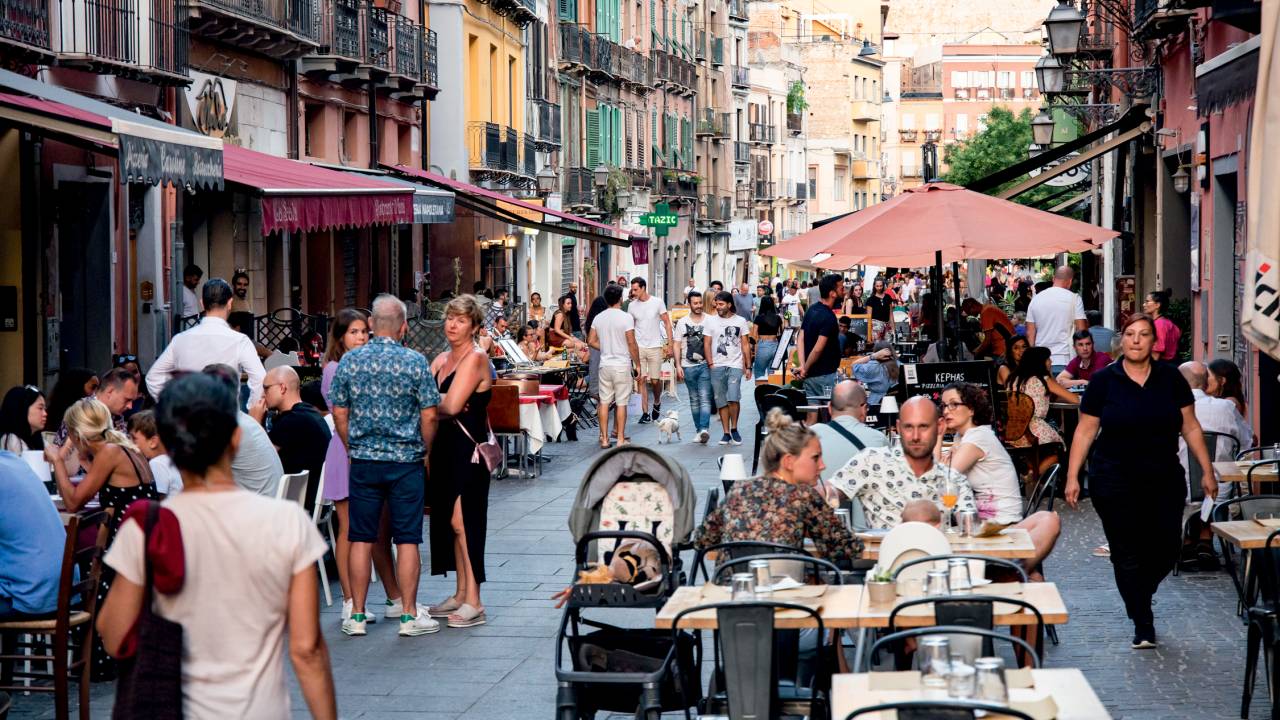 A VIDA É BELA - Turistas no centro de Cagliari, na Sardenha: a alegria efêmera do euro mais fraco terá consequências -
