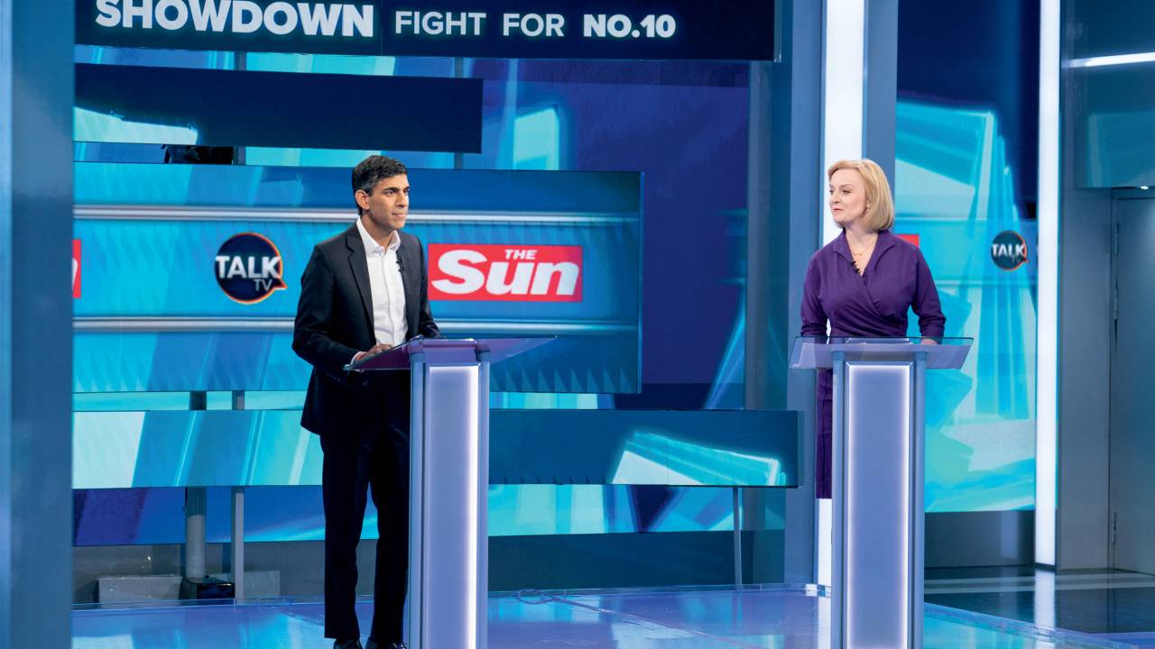 Rushi Sunak e Liz Truss durante a realização de um debate -