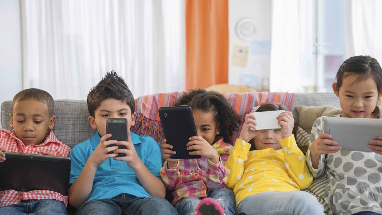 CONECTADOS - Imersão perigosa: metade dos brasileiros de até 6 anos tem acesso a aparelhos eletrônicos -