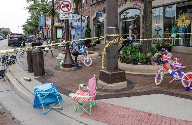 Cadeiras e bicicletas estão abandonadas depois que pessoas fugiram do local de um tiroteio em massa em uma celebração do desfile de 4 de julho em Highland Park, Illinois, EUA. Cadeiras e bicicletas estão abandonadas depois que pessoas fugiram do local de um tiroteio em massa em uma celebração do desfile de 4 de julho em Highland Park, Illinois, EUA.