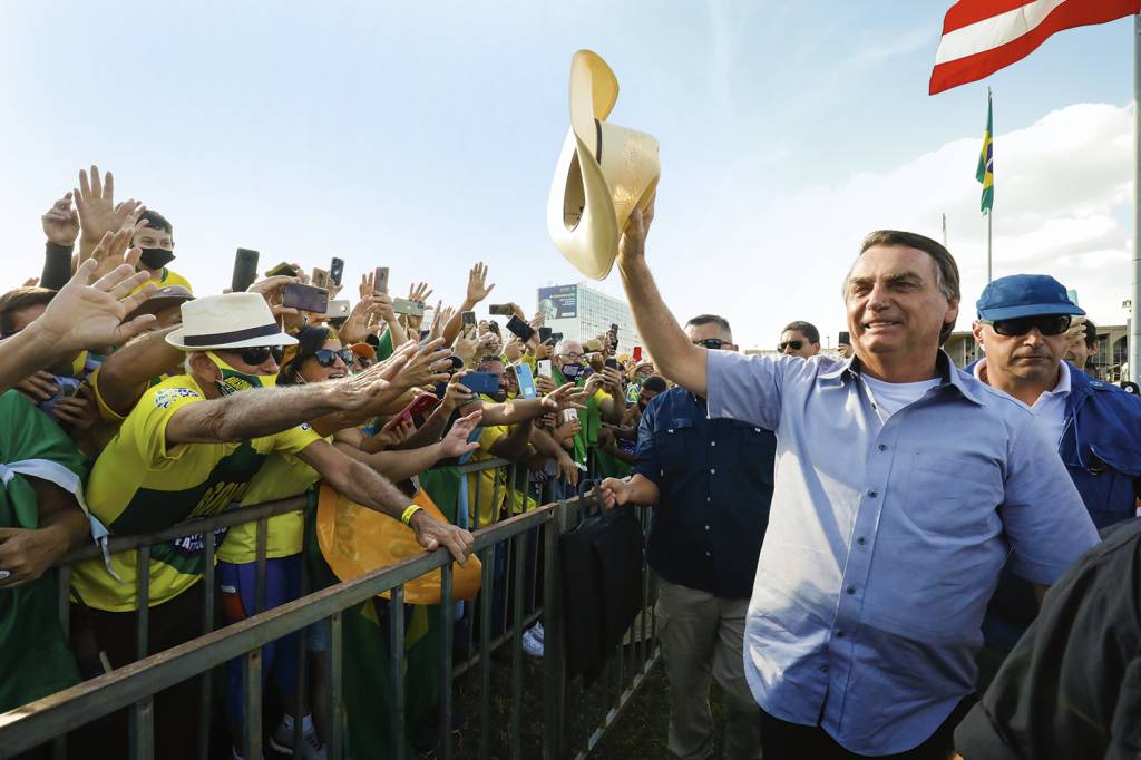 JAIR-BOLSONARO-COLETE-CAMPANHA-2022-01.jpg CUIDADOS 1 - Bolsonaro: sempre de colete à prova de bala -