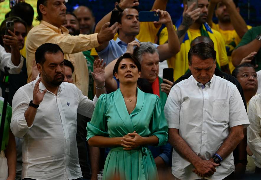 O presidente Jair Bolsonaro, governador do estado do Rio de Janerio Cláudio Castro e a primeira-dama Michelle Bolsonaro, durante o lançamento de sua candidatura `a reeleição para presidente da República, durante a convenção nacional do Partido Liberal (PL),  realizada no ginásio do Maracanãzinho no Rio de Janeiro, em 24/07/2022. (Photo by MAURO PIMENTEL / AFP)