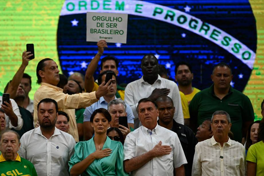 O presidente Jair Bolsonaro e a primeira-dama Michelle Bolsonaro, durante o lançamento de sua candidatura `a reeleição para presidente da República, durante a convenção nacional do Partido Liberal (PL),  realizada no ginásio do Maracanãzinho no Rio de Janeiro, em 24/07/2022.  (Photo by MAURO PIMENTEL / AFP)