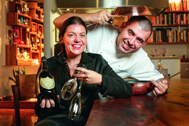 O casal de chefs Jefferson e Janaína Rueda em seu restaurante em São Paulo, 2015. O casal de chefs Jefferson e Janaína Rueda em seu restaurante em São Paulo, 2015.