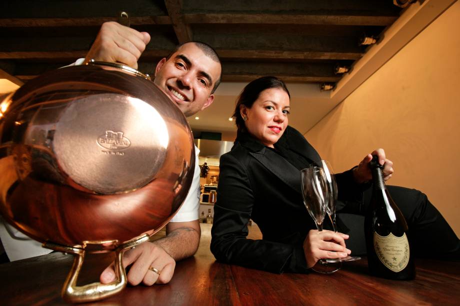 O casal de chefs Jefferson e Janaína Rueda em seu restaurante em São Paulo, 2015.