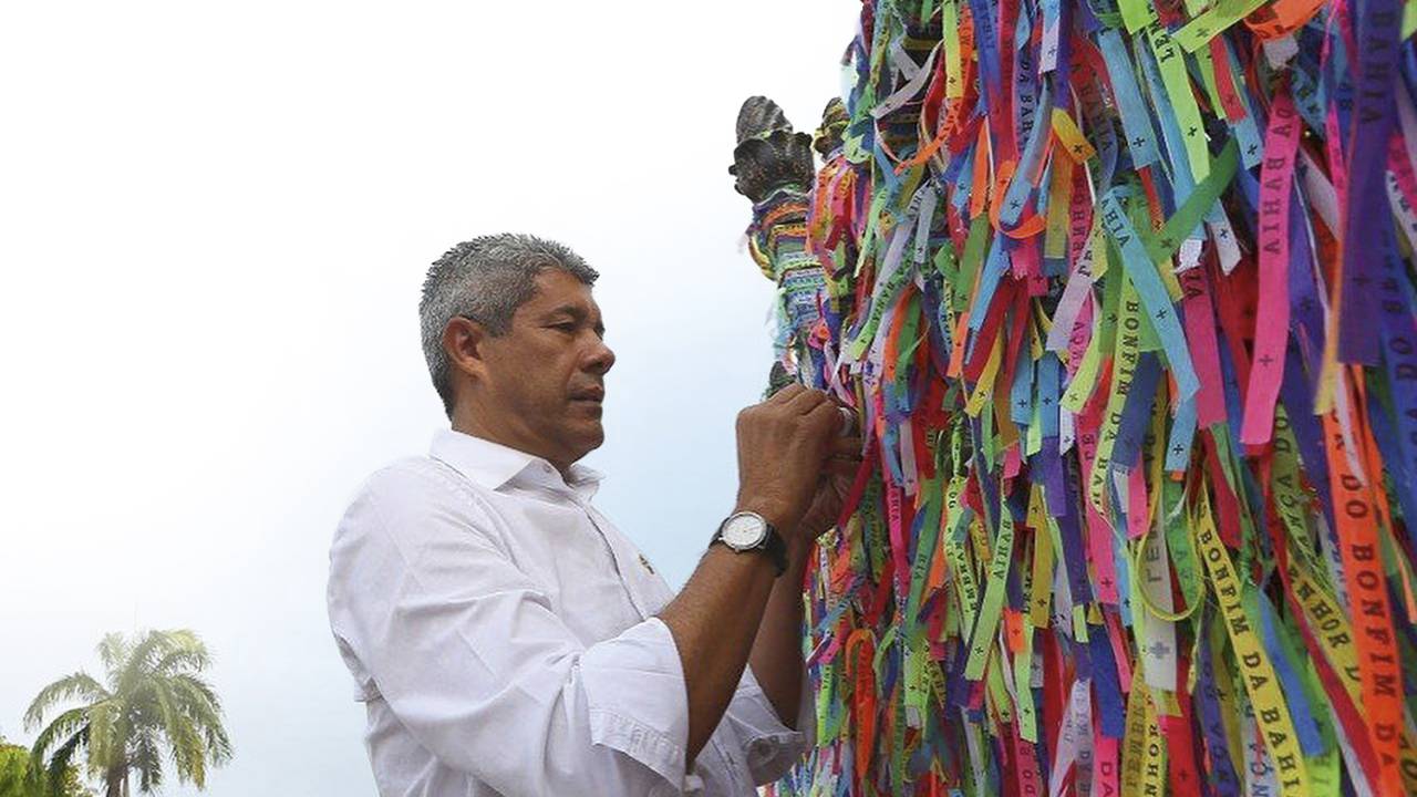 FÉ - Jerônimo Rodrigues, na Basílica do Senhor do Bonfim: 50 pontos atrás de ACM Neto na disputa baiana -