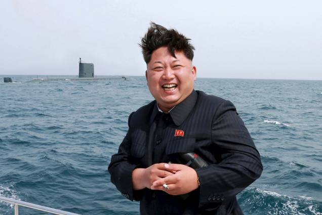 O líder norte-coreano Kim Jong Un assiste ao teste de tiro de um míssil balístico submarino estratégico foto divulgada pela Agência Central de Notícias da Coreia do Norte (KCNA) em Pyongyang em 9 de maio de 2019. O líder norte-coreano Kim Jong Un assiste ao teste de tiro de um míssil balístico submarino estratégico foto divulgada pela Agência Central de Notícias da Coreia do Norte (KCNA) em Pyongyang em 9 de maio de 2019.