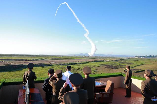 Imagem divulgada pela Agência Central de Notícias da Coreia do Norte (KCNA) em 28 de maio de 2019 mostra o líder norte-coreano Kim Jong-Un assistindo ao teste de um novo sistema de armas guiadas antiaéreas. Imagem divulgada pela Agência Central de Notícias da Coreia do Norte (KCNA) em 28 de maio de 2019 mostra o líder norte-coreano Kim Jong-Un assistindo ao teste de um novo sistema de armas guiadas antiaéreas.