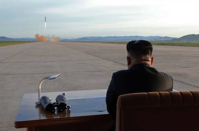 Agência Central de Notícias da Coreia do Norte (KCNA) em 16 de setembro de 2017 mostra o líder norte-coreano Kim Jong-Un inspecionando um exercício de lançamento do foguete balístico estratégico de médio e longo alcance Hwasong-12 em um local não revelado Agência Central de Notícias da Coreia do Norte (KCNA) em 16 de setembro de 2017 mostra o líder norte-coreano Kim Jong-Un inspecionando um exercício de lançamento do foguete balístico estratégico de médio e longo alcance Hwasong-12 em um local não revelado