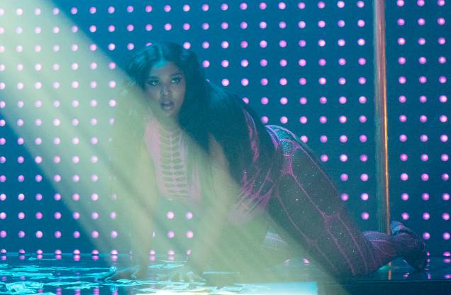 A cantora e compositora Lizzo, no filme "As Golpistas", 2019 dirigido por <span class="LrzXr kno-fv wHYlTd z8gr9e"><a href="https://www.google.com/search?client=firefox-b-e&bih=893&biw=1607&hl=pt-BR&sxsrf=ALiCzsbwSQD0u4VwzWf4MOfZEuteE78cqA:1658782899214&q=Lorene+Scafaria&stick=H4sIAAAAAAAAAOPgE-LVT9c3NMwwS0kuSUuyVOLSz9U3MMkzNDEq0xLLTrbST8vMyQUTVimZRanJJflFi1j5ffKLUvNSFYKTE9MSizITd7Ay7mJn4mAAANZ7q99PAAAA&sa=X&ved=2ahUKEwjL6N3r95T5AhVprpUCHRfKDDIQmxMoAHoECGgQAg" class="fl" data-ved="2ahUKEwjL6N3r95T5AhVprpUCHRfKDDIQmxMoAHoECGgQAg">Lorene Scafaria</a></span>. A cantora e compositora Lizzo, no filme "As Golpistas", 2019 dirigido por <span class="LrzXr kno-fv wHYlTd z8gr9e"><a href="https://www.google.com/search?client=firefox-b-e&bih=893&biw=1607&hl=pt-BR&sxsrf=ALiCzsbwSQD0u4VwzWf4MOfZEuteE78cqA:1658782899214&q=Lorene+Scafaria&stick=H4sIAAAAAAAAAOPgE-LVT9c3NMwwS0kuSUuyVOLSz9U3MMkzNDEq0xLLTrbST8vMyQUTVimZRanJJflFi1j5ffKLUvNSFYKTE9MSizITd7Ay7mJn4mAAANZ7q99PAAAA&sa=X&ved=2ahUKEwjL6N3r95T5AhVprpUCHRfKDDIQmxMoAHoECGgQAg" class="fl" data-ved="2ahUKEwjL6N3r95T5AhVprpUCHRfKDDIQmxMoAHoECGgQAg">Lorene Scafaria</a></span>.