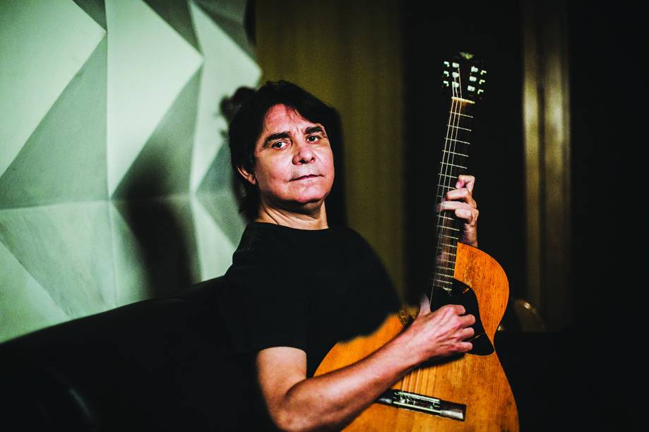 Lô Borges, músico, cantor e compositor mineiro, em ensaio fotográfico para a revista Veja BH, Belo Horizonte-MG, 02/07/2014. Lô Borges, músico, cantor e compositor mineiro, em ensaio fotográfico para a revista Veja BH, Belo Horizonte-MG, 02/07/2014.