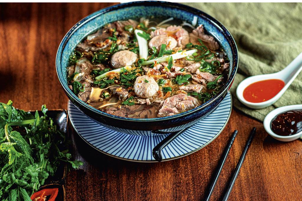 Miss-Saigon—Pho-Bo-especial.jpg MISS SAIGON - O restaurante localizado em São Paulo levou a especialização ao extremo: seu foco são pratos típicos do sul do Vietnã. Acima, talharim de arroz com fatias de filé-mignon e músculo bovino acompanhados por mix de verduras e limão -