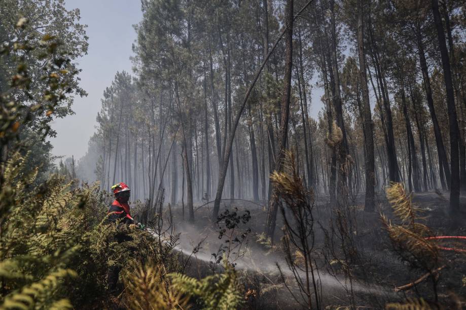 Um bombeiro tenta controlar focos de incêncio na região de Louchats, em Gironde, sudoeste da França, em 1707/2022. Um bombeiro tenta controlar focos de incêncio na região de Louchats, em Gironde, sudoeste da França, em 1707/2022.