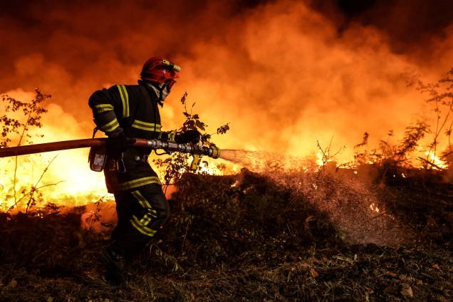 Bombeiro tenta conter um incêndio florestal perto de Louchats em Gironde, sudoeste da França, em 17/07/2022. Bombeiro tenta conter um incêndio florestal perto de Louchats em Gironde, sudoeste da França, em 17/07/2022.