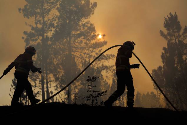 Bombeiros trabalham dia e noite, para conter o incêndio florestal na região de Alvaiazere, Portugal, 10/07/2022. Bombeiros trabalham dia e noite, para conter o incêndio florestal na região de Alvaiazere, Portugal, 10/07/2022.