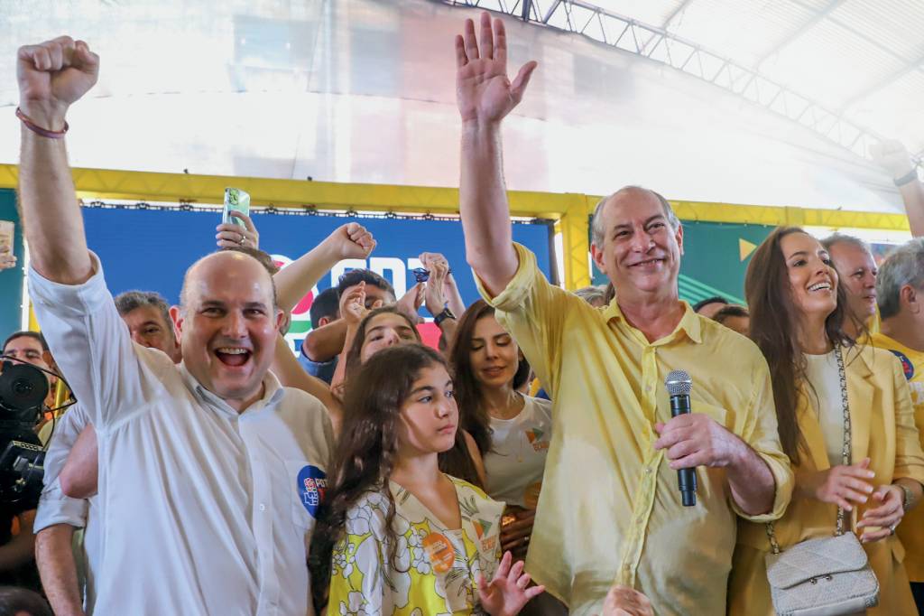 ROBERTO CLAUDIO-CIRO GOMES-2022-01.jpeg https://twitter.com/cirogomes/status/1551256542044995586/photo/1Convenção estadual do PTD oficializou a candidatura de Roberto Cláudio (de camisa branca) ao governo do Ceará teve a presença do presidenciável Ciro GomesImagem: Reprodução/Twitter/@cirogomes