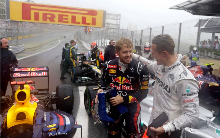 O piloto da Mercedes Grand Prix Michael Schumacher da Alemanha, à direita, cumprimenta o piloto da Red Bull Sebastian Vettel da Alemanha após o Grande Prêmio do Brasil de Fórmula 1 no autódromo de Interlagos em São Paulo, Brasil, 25/11/2012.