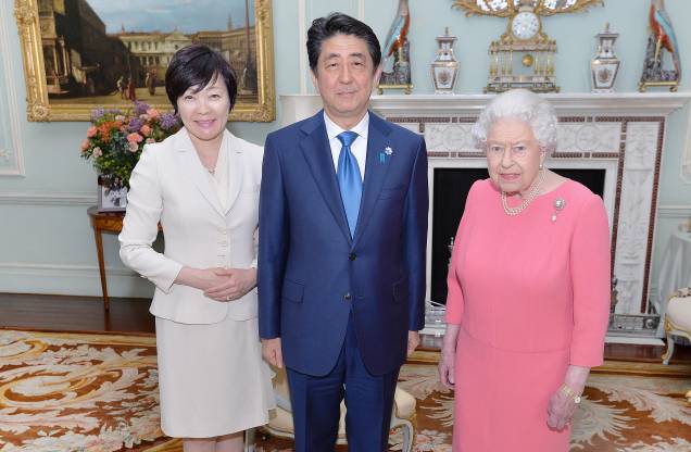 A rainha Elizabeth II da Grã-Bretanha recebe o ex primeiro-ministro japonês Shinzo Abe e sua esposa Akie, no Palácio de Buckingham, no centro de Londres. 05/05/2016. A rainha Elizabeth II da Grã-Bretanha recebe o ex primeiro-ministro japonês Shinzo Abe e sua esposa Akie, no Palácio de Buckingham, no centro de Londres. 05/05/2016.