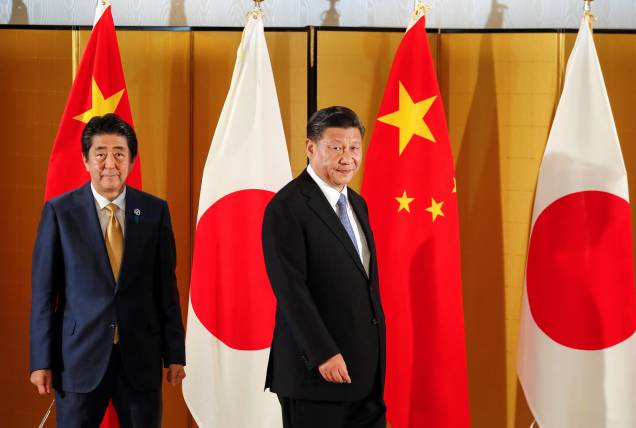 O presidente chinês Xi Jinping e o ex primeiro-ministro japonês Shinzo Abe, durante encontro em Osaka, na Cúpula do G20 no Japão, em 27/06/2019. O presidente chinês Xi Jinping e o ex primeiro-ministro japonês Shinzo Abe, durante encontro em Osaka, na Cúpula do G20 no Japão, em 27/06/2019.