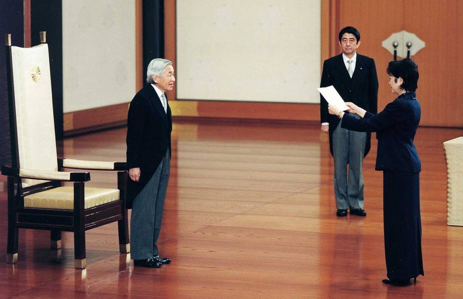 Yuriko Koike, Ministro da Defesa do Japão é apresentado ao Imperador Akihito no Palácio Imperial, enquanto o primeiro-ministro japonês Shinzo Abe observa,  Tóquio, 04/07/2007.