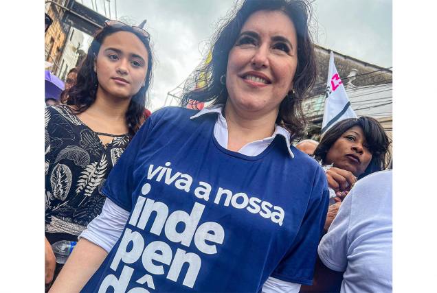 A senadora e pré-candidata à Presidência Simone Tebet pelo MDB durante a Caminhada da Esperança, em Salvador (BA), 2/7/2022. A senadora e pré-candidata à Presidência Simone Tebet pelo MDB durante a Caminhada da Esperança, em Salvador (BA), 2/7/2022.