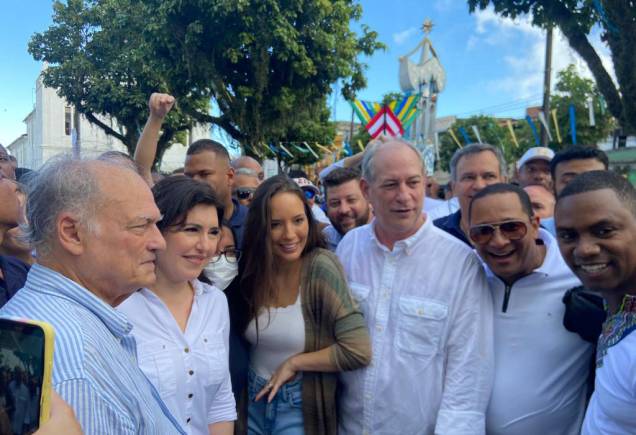 Encontro de Simone Tebet com Ciro Gomes nas ruas de Salvador, ambos em campanha presidencial, na Bahia, 2/7/2022. Encontro de Simone Tebet com Ciro Gomes nas ruas de Salvador, ambos em campanha presidencial, na Bahia, 2/7/2022.