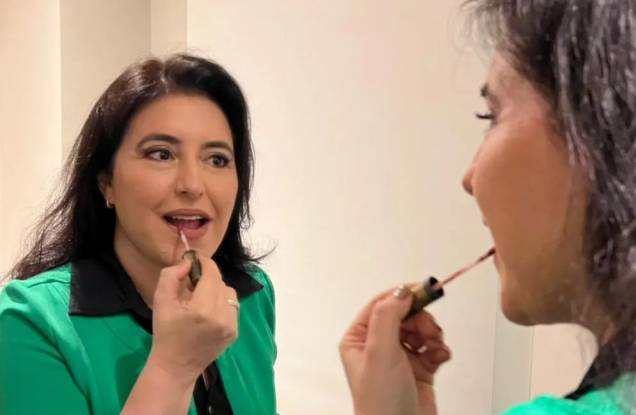 A senadora e pré-candidata à Presidência Simone Tebet pelo MDB se prepara para entrevista. A senadora e pré-candidata à Presidência Simone Tebet pelo MDB se prepara para entrevista.