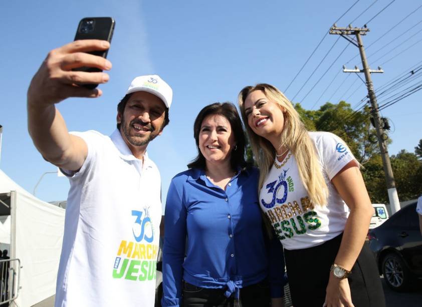 A pré-candidata pelo MDB à Presidência da República Simone Tebet participa da Marcha para Jesus 30 Anos, em São Paulo, sendo recepcionada pelo prefeito Ricardo Nunes e pela primeira-dama, Regina Carnevale Nunes, em 9/7/2022.