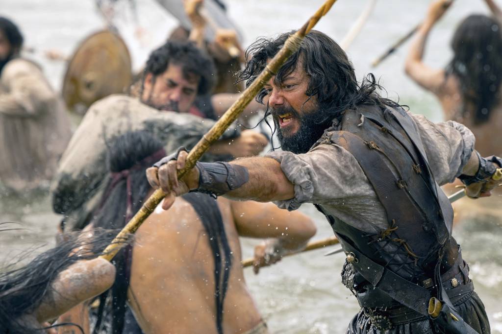 SIN-LIMITES–(13).jpg SOBREVIVENTE - Álvaro Morte como Elcano: fome, doenças e lutas sem fim -