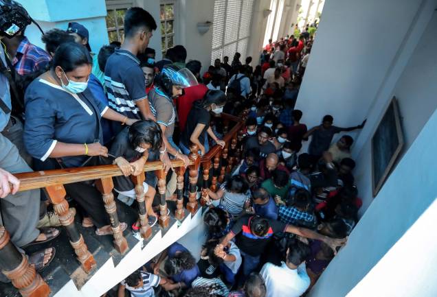 Centenas de pessoas invadem o palácio do presidente em Colombo, Sri Lanka, devido `a grande instabilidade política existente no país, 10/07/2022. Centenas de pessoas invadem o palácio do presidente em Colombo, Sri Lanka, devido `a grande instabilidade política existente no país, 10/07/2022.