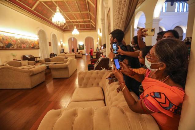 Pessoas invadem o palácio do presidente em Colombo, Sri Lanka, devido `a grande instabilidade política existente no país, o presidente e o primeiro-ministro renunciaram, em 10/07/2022. Pessoas invadem o palácio do presidente em Colombo, Sri Lanka, devido `a grande instabilidade política existente no país, o presidente e o primeiro-ministro renunciaram, em 10/07/2022.