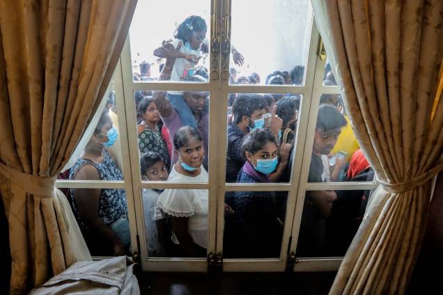 Pessoas invadem o palácio do presidente em Colombo, Sri Lanka, devido `a grande instabilidade política existente no país, o presidente e o primeiro-ministro renunciaram, em 10/07/2022. Pessoas invadem o palácio do presidente em Colombo, Sri Lanka, devido `a grande instabilidade política existente no país, o presidente e o primeiro-ministro renunciaram, em 10/07/2022.
